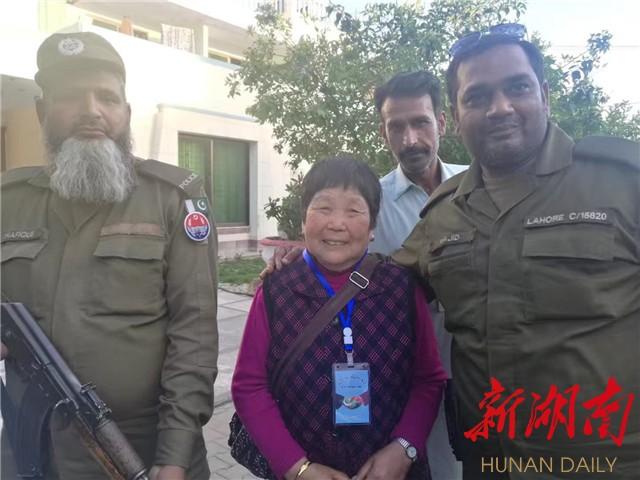 巴基斯坦警察-我们一定保护好中国阿妈和兄弟(图)-巴基斯坦-阿妈-警察